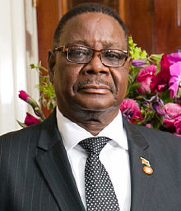220px Arthur Peter Mutharika 2014 (cropped)